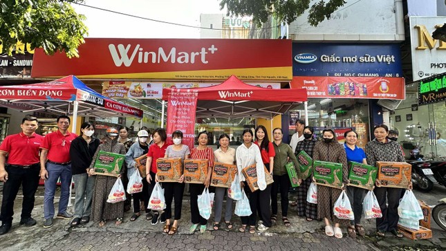 Đại diện WinMart trao qu&agrave; tặng tại cho người d&acirc;n bị ảnh hưởng bởi b&atilde;o lũ tại tỉnh Th&aacute;i Nguy&ecirc;n