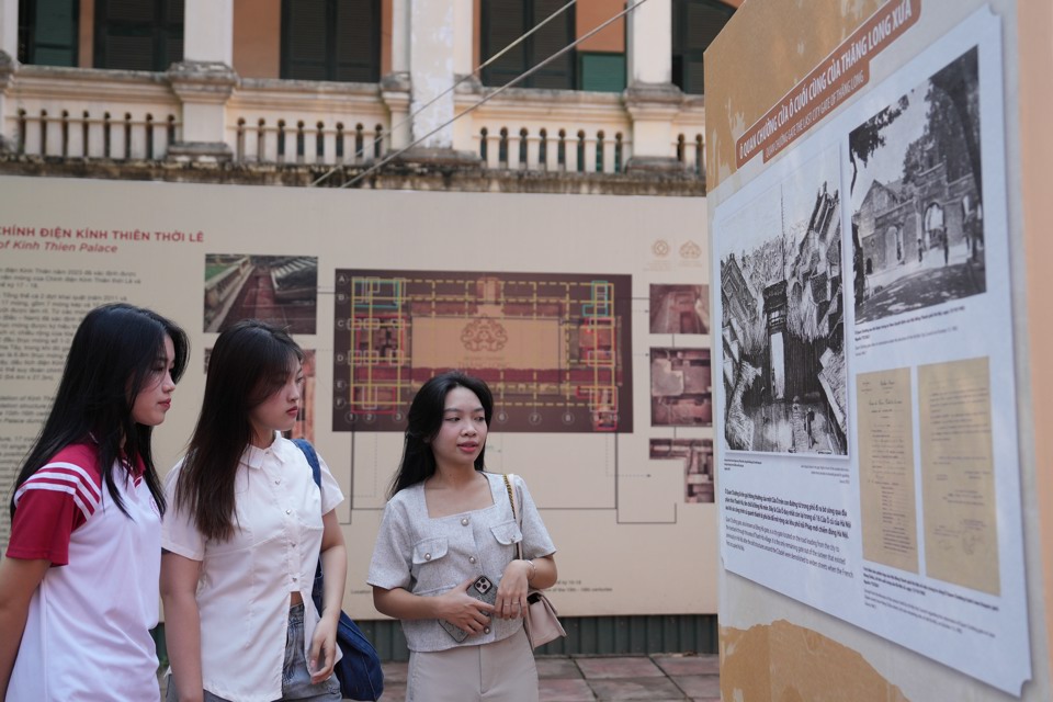 C&ocirc;ng ch&uacute;ng tham quan trưng b&agrave;y. Ảnh: Minh An