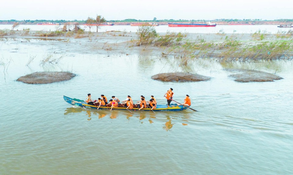 Đội đua thuyền xã Liên Hà, huyện Đan Phượng tập luyện cho Giải Bơi chải thuyền rồng Hà Nội mở rộng năm 2024.