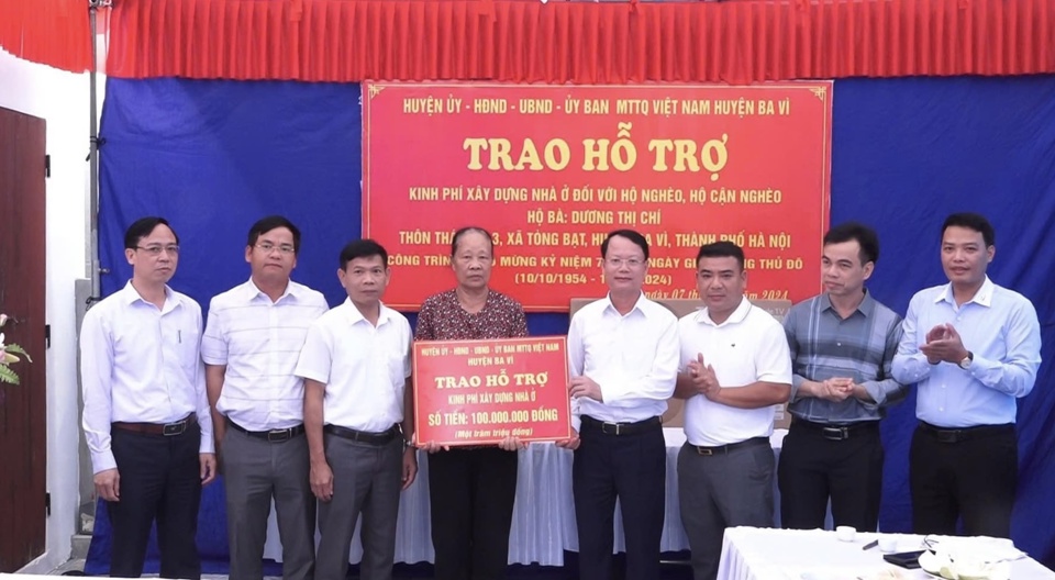 Ph&oacute; B&iacute; thư Thường trực Huyện ủy, Chủ tịch HĐND huyện Ba V&igrave; Ph&ugrave;ng T&acirc;n Nhị trao hỗ trợ x&acirc;y dựng nh&agrave; ở cho hộ ngh&egrave;o, cận ngh&egrave;o tại x&atilde; T&ograve;ng Bạt.