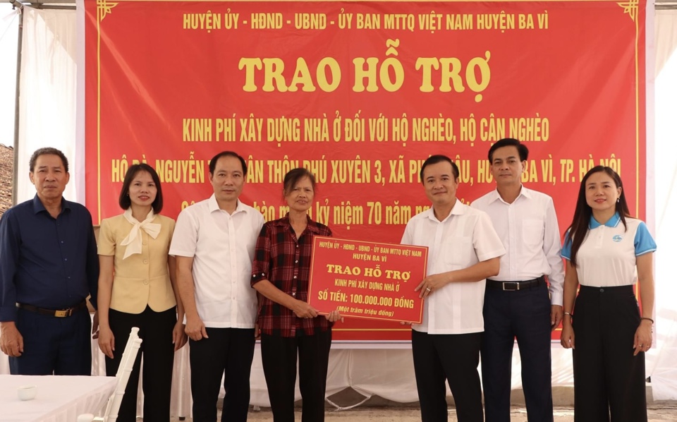 Chủ tịch UBND huyện Ba V&igrave;&nbsp;Đỗ Mạnh Hưng trao kinh ph&iacute; hỗ trợ x&acirc;y dựng nh&agrave; ở cho hộ ngh&egrave;o, hộ cận ngh&egrave;o tại x&atilde; Ph&uacute; Ch&acirc;u.