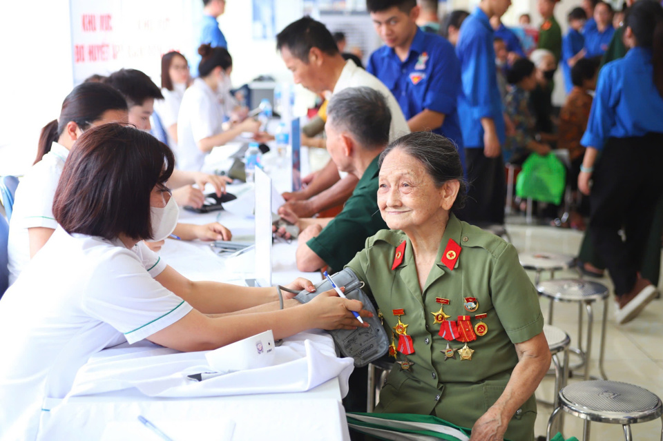 &nbsp;C&aacute;c thầy thuốc trẻ Thủ đ&ocirc; tham gia kh&aacute;m sức khỏe miễn ph&iacute; cho đối tượng ch&iacute;nh s&aacute;ch, người d&acirc;n tr&ecirc;n địa b&agrave;n huyện Đ&ocirc;ng Anh dịp 27/7 vừa qua