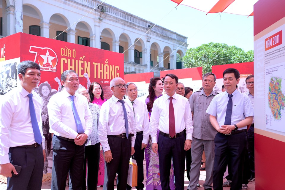 C&aacute;c đại biểu tham quan trưng b&agrave;y. Ảnh: Minh An