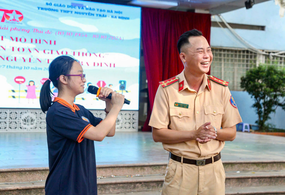 Thực hiện tuy&ecirc;n truyền v&agrave; hướng dẫn an to&agrave;n giao th&ocirc;ng cho học sinh.&nbsp;