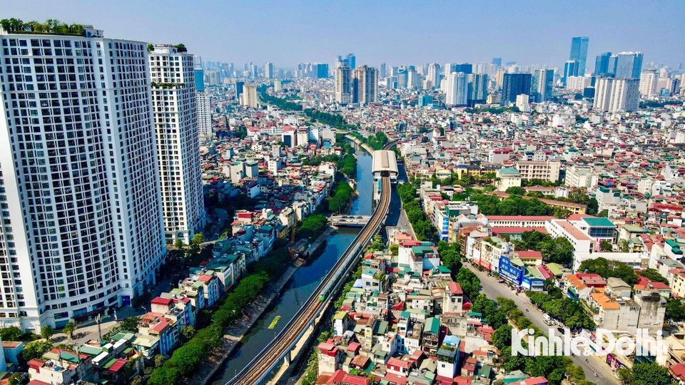 Tuyến đường sắt C&aacute;t Linh - H&agrave; Đ&ocirc;ng l&agrave; tuyến đường sắt đ&ocirc; thị đầu ti&ecirc;n ở H&agrave; Nội, vận h&agrave;nh ch&iacute;nh thức từ cuối năm 2021, tới nay đ&atilde; trở th&agrave;nh phương tiện c&ocirc;ng cộng được rất nhiều người d&acirc;n lựa chọn. Trong suốt 10 năm x&acirc;y dựng, dự &aacute;n n&agrave;y đ&atilde; gặp kh&ocirc;ng &iacute;t kh&oacute; khăn, vướng mắc khiến thời gian triển khai k&eacute;o d&agrave;i, chậm 6 năm so với mốc tiến độ ho&agrave;n th&agrave;nh dự kiến ban đầu.