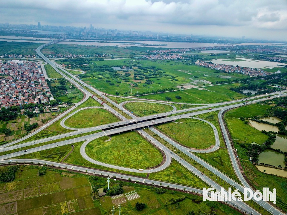 Đường V&otilde; Nguy&ecirc;n Gi&aacute;p d&agrave;i 12km nối cầu Nhật T&acirc;n với s&acirc;n bay Nội B&agrave;i. Tuyến đường được đầu tư hơn 6.700 tỉ đồng, được coi l&agrave; &ldquo;con đường ngoại giao&rdquo; khi thường xuy&ecirc;n c&oacute; c&aacute;c đo&agrave;n kh&aacute;ch quốc tế đi từ s&acirc;n bay Nội B&agrave;i về trung t&acirc;m H&agrave; Nội. Điểm đặc biệt của con đường n&agrave;y l&agrave; mặt cắt ngang rộng 80-100m, c&ugrave;ng dải ph&acirc;n c&aacute;ch giữa được phủ k&iacute;n 5 tầng c&acirc;y xanh. Với vận tốc tối đa 90km/h, 10 l&agrave;n xe chạy hai chiều, đường V&otilde; Nguy&ecirc;n Gi&aacute;p đ&atilde; gi&uacute;p giảm thời gian từ Nội B&agrave;i về trung t&acirc;m H&agrave; Nội chỉ c&ograve;n 30 ph&uacute;t.