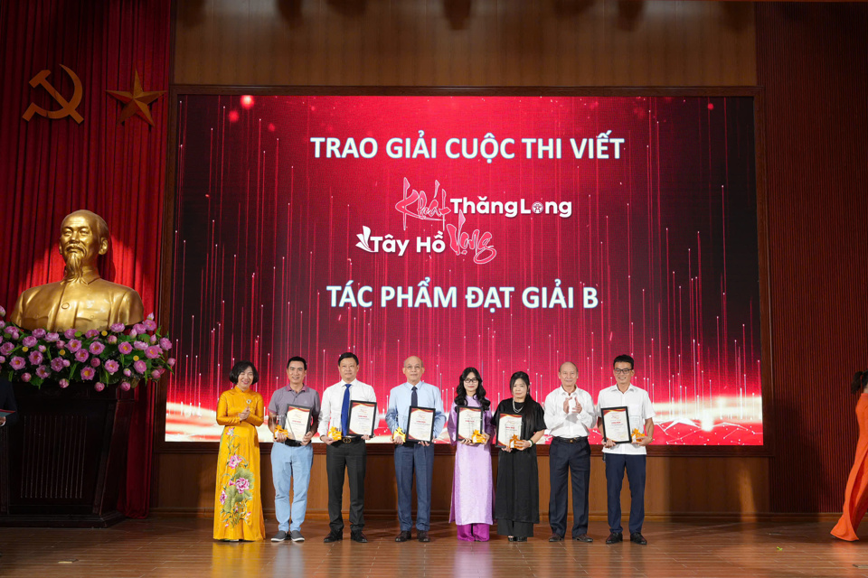 B&iacute; thư Quận uỷ T&acirc;y Hồ L&ecirc; Thị Thu Hằng v&agrave; Ph&oacute; Chủ tịch Thường trực Hội Nh&agrave; b&aacute;o TP H&agrave; Nội Kiều Thanh H&ugrave;ng trao giải B cho c&aacute;c t&aacute;c giả đạt giải. Tại hạng mục b&aacute;o in, ph&oacute;ng vi&ecirc;n Vũ C&ocirc;ng Tr&igrave;nh &ndash; B&aacute;o Kinh tế &amp; Đ&ocirc; thị đ&atilde; đạt giải B với loạt b&agrave;i: &ldquo;Hồ T&acirc;y v&agrave; tư tưởng của lời thề Trung Hiếu trong x&acirc;y dựng ph&aacute;t triển&rdquo;.