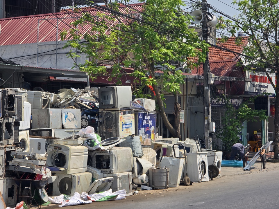 Đồ điện kh&ocirc;ng sử dụng chất chồng tại trục đường ch&iacute;nh. Ảnh: Tiến Bảo