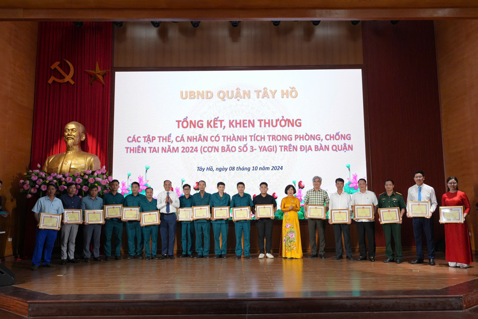 L&atilde;nh đạo quận T&acirc;y Hồ trao khen thưởng cho c&aacute;c tập thể c&oacute; th&agrave;nh t&iacute;ch xuất sắc trong c&ocirc;ng t&aacute;c khắc phục hậu quả của b&atilde;o số 3.