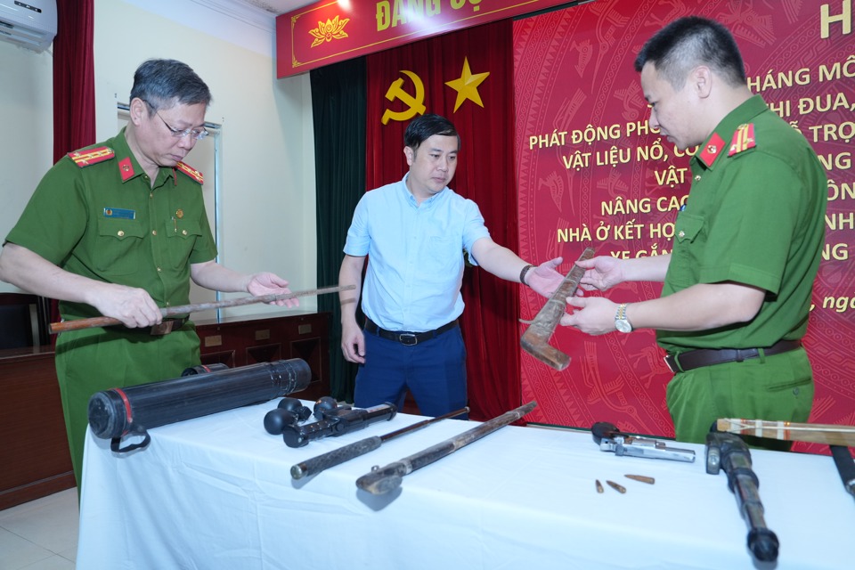 L&atilde;nh đạo quận Cầu Giấy kiểm tra c&aacute;c loại vũ kh&iacute;, dụng cụ nổ được đem đến đổi b&igrave;nh chữa ch&aacute;y tại hội nghị. &nbsp;