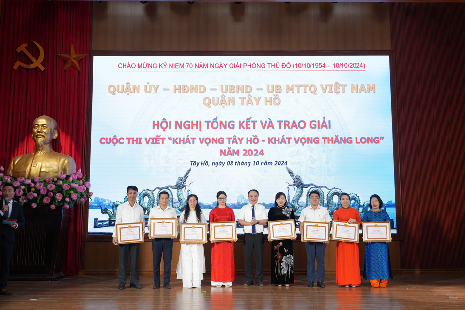 Ph&oacute; B&iacute; thư Thường trực Quận uỷ T&acirc;y Hồ Nguyễn L&ecirc; Ho&agrave;ng trao khen thưởng cho c&aacute;c c&aacute; nh&acirc;n c&oacute; th&agrave;nh t&iacute;ch xuất sắc trong việc tổ chức cuộc thi.