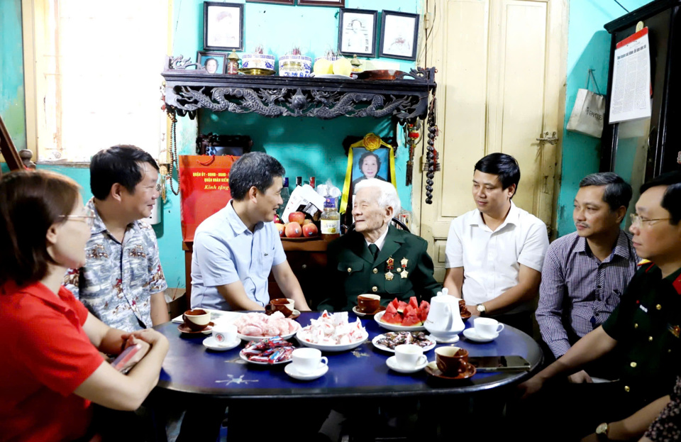 Ph&oacute; Chủ tịch Thường trực UBND quận Ho&agrave;n Kiếm Nguyễn Quốc Ho&agrave;n thăm hỏi, tặng qu&agrave; &ocirc;ng Nguyễn Huy Thịnh.