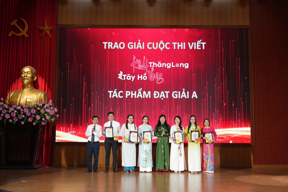 Chủ tịch Uỷ ban MTTQ Việt Nam th&agrave;nh phố H&agrave; Nội Nguyễn Lan Hương trao giải A cho c&aacute;c t&aacute;c giả đạt giải.