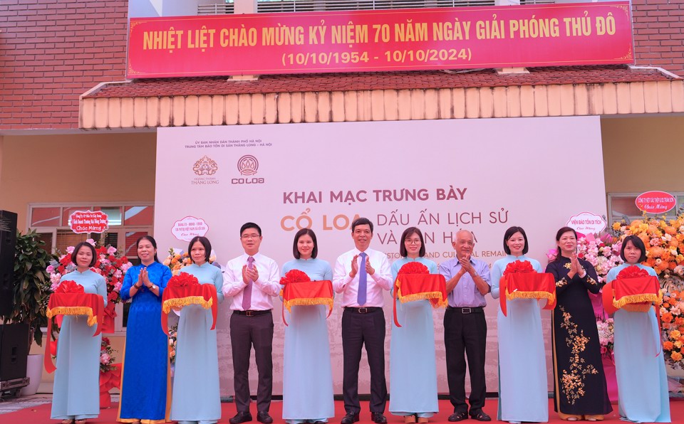 C&aacute;c đại biểu cắt băng khai mạc trưng b&agrave;y ''Cổ Loa - Dấu ấn lịch sử v&agrave; văn h&oacute;a''. Ảnh: Lại Tấn