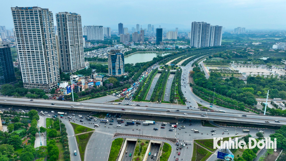 Tuyến V&agrave;nh đai 3 - H&agrave; Nội d&agrave;i khoảng 65km, được kết hợp nhiều tuyến đường đ&atilde; c&oacute; sẵn như V&otilde; Văn Kiệt, Phạm Văn Đồng, Phạm H&ugrave;ng, Khuất Duy Tiến, Nguyễn Xiển, Nghi&ecirc;m Xu&acirc;n Y&ecirc;m, cầu cạn Ph&aacute;p V&acirc;n, cầu Thanh Tr&igrave;, quốc lộ 1A mới đoạn từ cầu Thanh Tr&igrave; đến Ninh Hiệp. Tr&ecirc;n tuyến đường n&agrave;y c&oacute; ba c&acirc;y cầu lớn l&agrave; cầu Thăng Long, cầu Thanh Tr&igrave; v&agrave; cầu Ph&ugrave; Đổng.