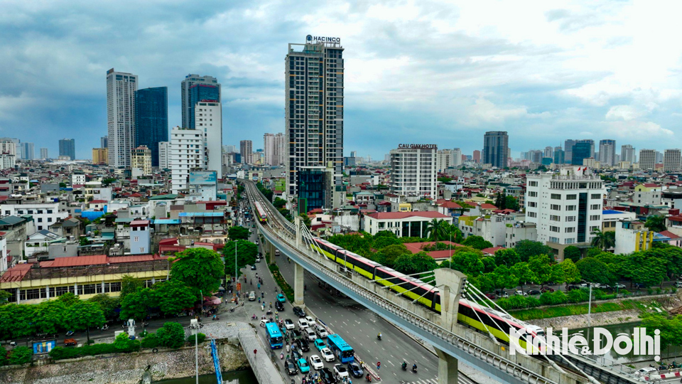 Ph&aacute;t triển hạ tầng giao th&ocirc;ng theo hướng đồng bộ, hiện đại, lu&ocirc;n l&agrave; mục ti&ecirc;u được Trung ương v&agrave; ch&iacute;nh quyền TP ch&uacute; trọng. H&agrave; Nội hiện đ&oacute;ng vai tr&ograve; l&agrave; đầu mối giao th&ocirc;ng quan trọng, gi&uacute;p tăng cường kết nối c&aacute;c tỉnh th&agrave;nh, c&aacute;c v&ugrave;ng kinh tế.