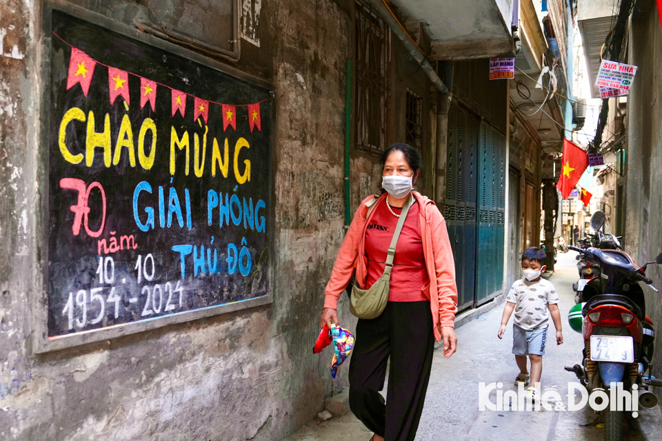 Những bảng tin bằng b&ecirc; t&ocirc;ng, nhựa đen thường ng&agrave;y đưa th&ocirc;ng tin của phường xuống tới c&aacute;c tổ d&acirc;n phố nay được "thay &aacute;o mới".