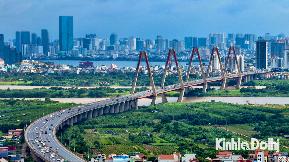 Những c&acirc;y cầu hiện đại nối đ&ocirc;i bờ s&ocirc;ng Hồng, s&ocirc;ng Đuống, đường v&agrave;nh đai, đường tr&ecirc;n cao rộng r&atilde;i, những tuyến đường sắt đ&ocirc; thị đang dần h&igrave;nh th&agrave;nh, tạo thuận lợi cho việc đi lại của người d&acirc;n v&agrave; mang đến diện mạo đ&ocirc; thị ng&agrave;y c&agrave;ng khởi sắc.