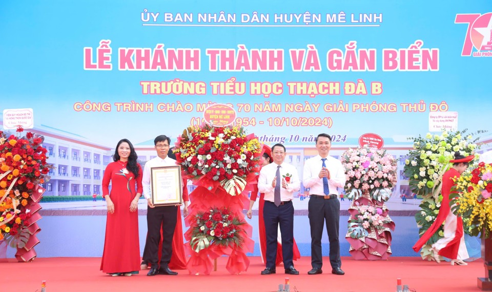 UBND TP H&agrave; Nội tặng Bằng khen cho tập thể, c&aacute; nh&acirc;n c&oacute; th&agrave;nh t&iacute;ch xuất sắc trong c&ocirc;ng t&aacute;c quản l&yacute;, x&acirc;y dựng c&ocirc;ng tr&igrave;nh.