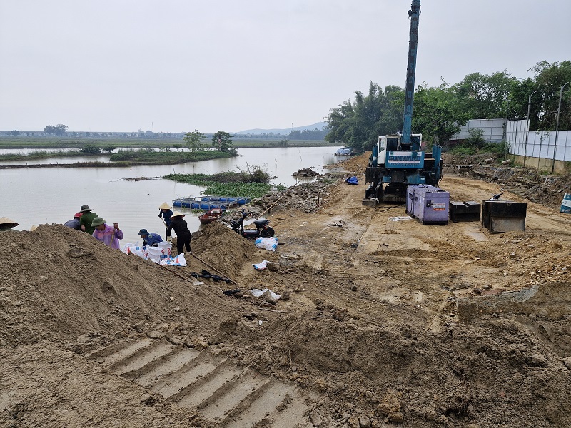 "Thực hiện chỉ đạo của UBND tỉnh H&agrave; Tĩnh, ng&agrave;y 1/10 đơn vị đ&atilde; ban h&agrave;nh văn bản số 174/PCTT về việc đẩy nhanh tiến độ thực hiện c&aacute;c c&ocirc;ng tr&igrave;nh khắc phục hậu quả thi&ecirc;n tai, sạt lở từ nguồn dự ph&ograve;ng ng&acirc;n s&aacute;ch Trung ương năm 2023. Y&ecirc;u cầu c&aacute;c địa phương đẩy nhanh tiến độ x&acirc;y dựng c&aacute;c dự &aacute;n, giải ng&acirc;n nguồn vốn hỗ trợ trước ng&agrave;y 31/12/2024", đại diện Văn ph&ograve;ng thường trực Ban Chỉ huy ph&ograve;ng chống thi&ecirc;n tai &amp;TKCN tỉnh H&agrave; Tĩnh th&ocirc;ng tin