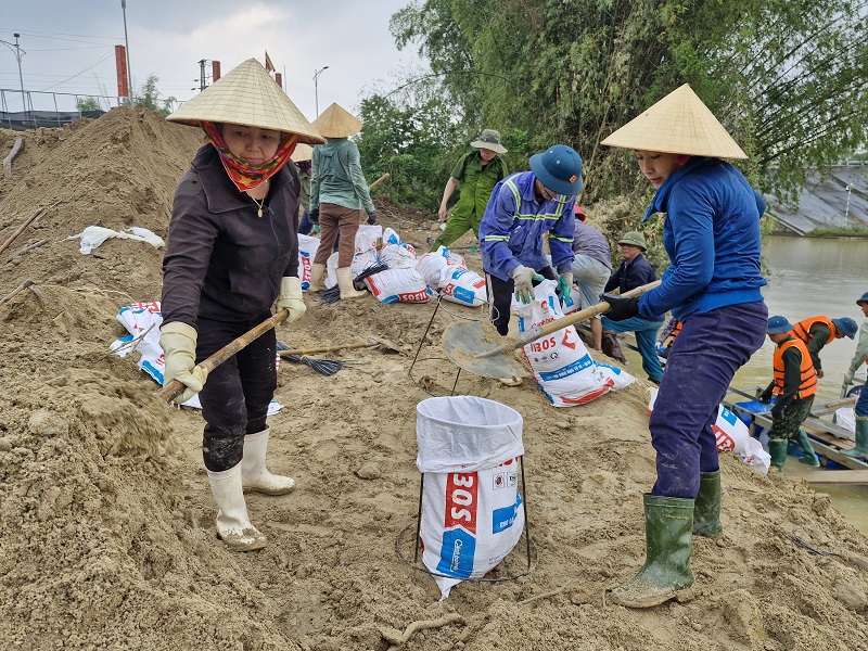 Đến nay đ&atilde; c&oacute; 5 dự &aacute;n triển khai x&acirc;y dựng, 2 dự &aacute;n chưa thi c&ocirc;ng (dự &aacute;n khắc phục sạt lở bờ s&ocirc;ng Ng&agrave;n Phố, đoạn qua x&atilde; Trường Sơn, chủ đầu tư UBND huyện Đức Thọ đang đ&aacute;nh gi&aacute; Hồ sơ dự thầu của g&oacute;i thầu x&acirc;y lắp v&agrave; tư vấn gi&aacute;m s&aacute;t; dự &aacute;n khắc phục sạt lở bờ s&ocirc;ng Ng&agrave;n S&acirc;u đoạn qua th&ocirc;n 5 v&agrave; th&ocirc;n 2, x&atilde; H&agrave; Linh, chủ đầu tư UBND huyện Hương Kh&ecirc; đang triển khai bước lập Hồ sơ mời thầu để lựa chọn đơn vị thi c&ocirc;ng, tư vấn gi&aacute;m s&aacute;t theo quy định)