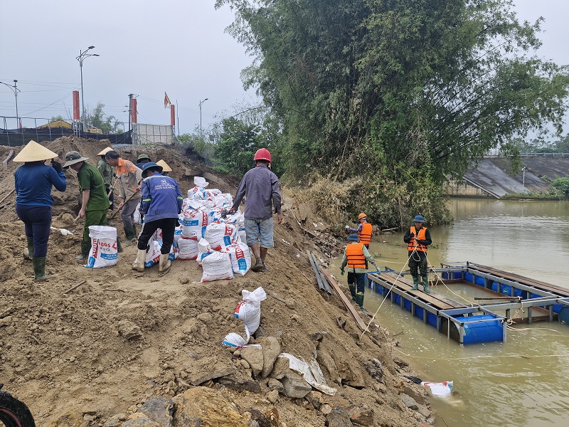 Thực hiện chỉ đạo của UBND tỉnh H&agrave; Tĩnh, c&aacute;c địa phương đ&atilde; triển khai dự &aacute;n tập trung y&ecirc;u cầu nh&agrave; thầu huy động tối đa nh&acirc;n lực, thiết bị, vật tư, vật liệu l&agrave;m tăng ca để đẩy nhanh tiến độ thi c&ocirc;ng, giải ng&acirc;n nguồn vốn theo quy định