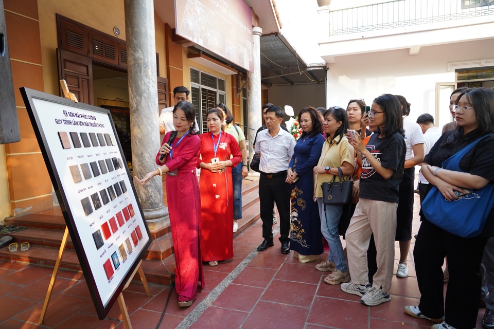 C&aacute;c đại biểu thăm quan, trải nghiệm nghề sơn m&agrave;i Hạ Th&aacute;i&nbsp;&nbsp;&nbsp;&nbsp;