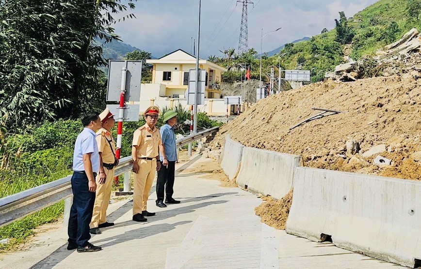 Khối lượng lớn đất đ&aacute; tr&agrave;n ra đường.