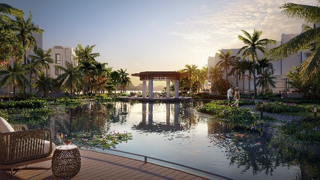 Lagoon Residences sở hữu hồ c&aacute; koi v&agrave; hồ bơi lớn tựa như hai vi&ecirc;n ngọc qu&yacute; b&ecirc;n vịnh biển bao la.