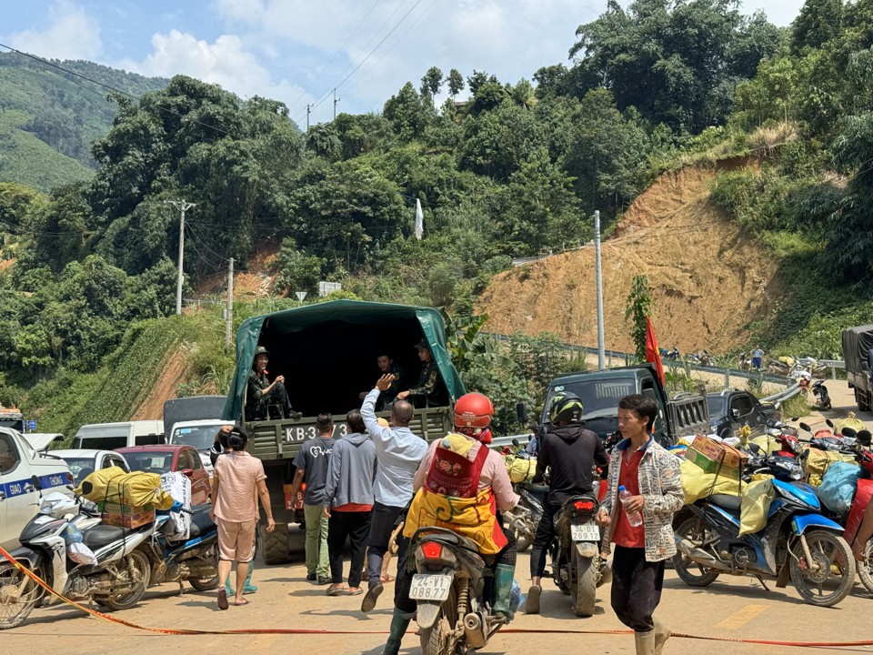 Người d&acirc;n chạy theo đưa đồ ăn, nước uống cho c&aacute;c ch&uacute; bộ đội đang tr&ecirc;n đường đi thực hiện nhiệm vụ.