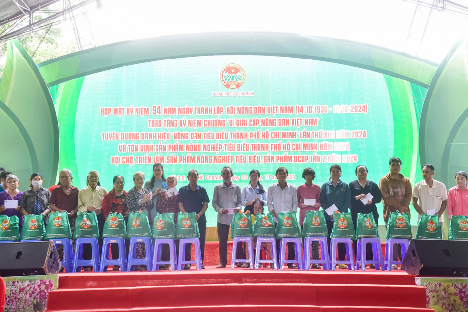 Hội N&ocirc;ng d&acirc;n TP Hồ Ch&iacute; Minh trao tặng 50 phần qu&agrave; cho hộ d&acirc;n c&oacute; ho&agrave;n cảnh kh&oacute; khăn tại huyện B&igrave;nh Ch&aacute;nh.