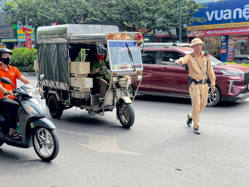 Lực lượng CSGT thường xuy&ecirc;n duy tr&igrave; kiểm tra, kiểm so&aacute;t xe ba b&aacute;nh tự chế, xe chở h&agrave;ng cồng kềnh.