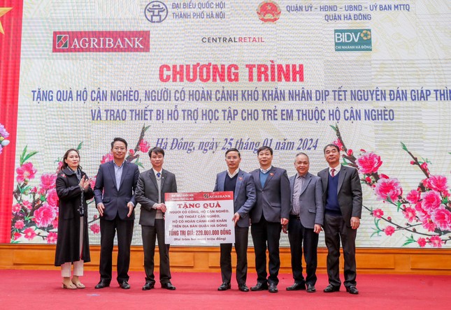 C&ocirc;ng t&aacute;c an sinh x&atilde; hội lu&ocirc;n được Agribank triển khai với nhiều chương tr&igrave;nh thiết thực tr&ecirc;n địa b&agrave;n H&agrave; Nội để "kh&ocirc;ng ai bị bỏ lại ph&iacute;a sau"