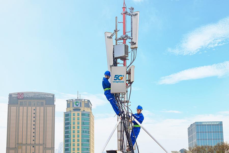 VNPT khẩn trương lắp đặt trạm thu ph&aacute;t s&oacute;ng 5G phục vụ kh&aacute;ch h&agrave;ng tr&ecirc;n to&agrave;n quốc.