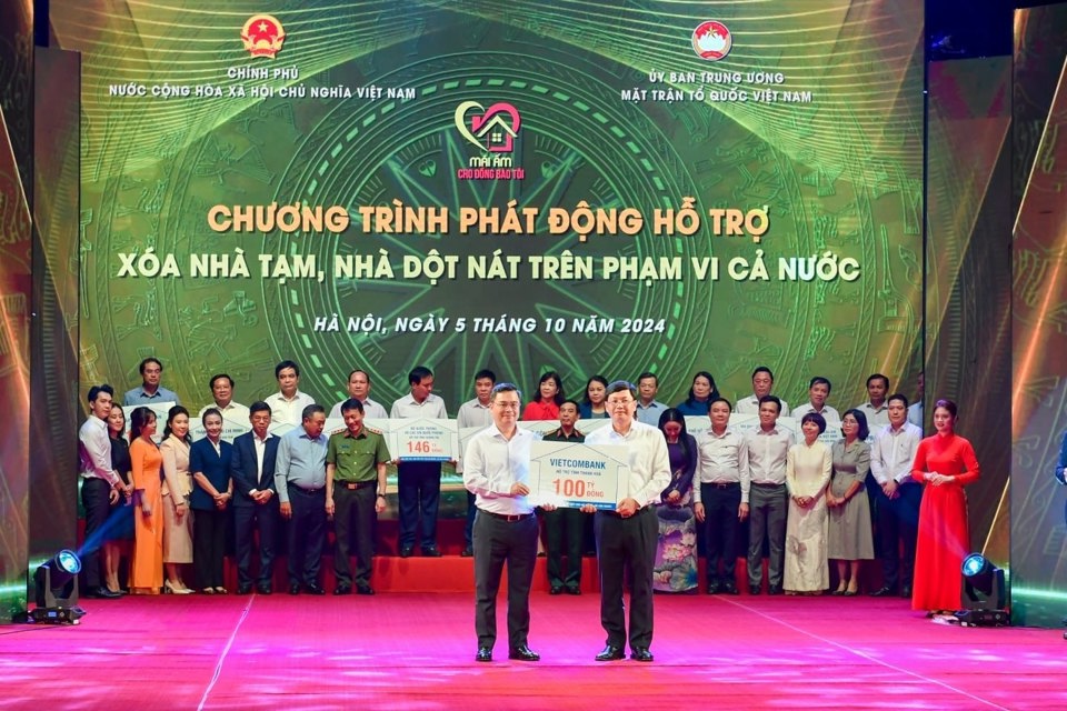 &Ocirc;ng Nguyễn Thanh T&ugrave;ng (b&ecirc;n tr&aacute;i) - B&iacute; thư Đảng ủy, Chủ tịch HĐQT Vietcombank trao tượng trưng kinh ph&iacute; 100 tỷ đồng hỗ trợ x&oacute;a nh&agrave; tạm, nh&agrave; dột n&aacute;t ủng hộ cho địa phương.