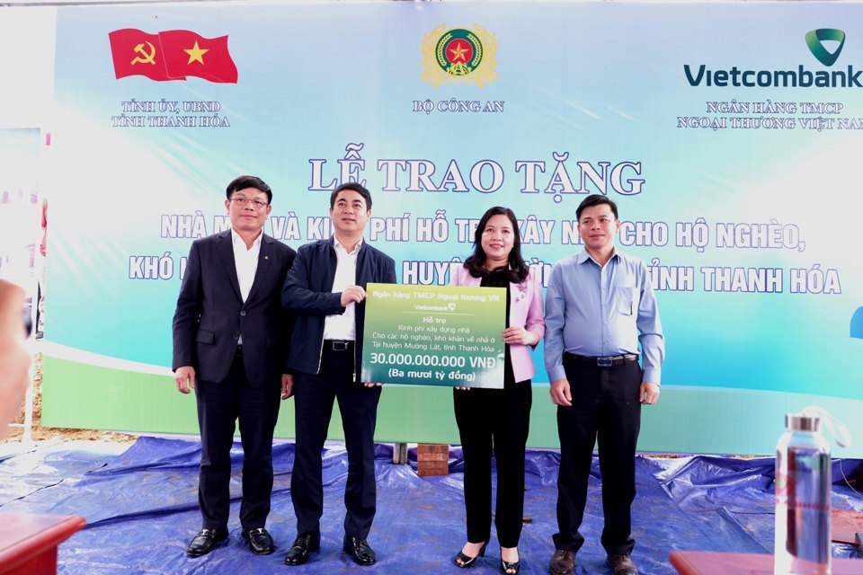 Thay mặt Vietcombank, đồng ch&iacute; Nghi&ecirc;m Xu&acirc;n Th&agrave;nh, Ủy vi&ecirc;n Trung ương Đảng, B&iacute; thư Đảng ủy, Chủ tịch Hội đồng quản trị (thứ 2 từ tr&aacute;i sang) v&agrave; đồng ch&iacute; Đ&agrave;o Minh Tuấn, Chủ tịch C&ocirc;ng đo&agrave;n, Ph&oacute; Tổng Gi&aacute;m đốc trao 30 tỷ đồng cho đại diện Ủy ban Mặt trận Tổ quốc tỉnh Thanh H&oacute;a để x&acirc;y dựng 600 căn nh&agrave; cho hộ ngh&egrave;o kh&oacute; khăn về nh&agrave; ở tr&ecirc;n địa b&agrave;n huyện Mường L&aacute;t.