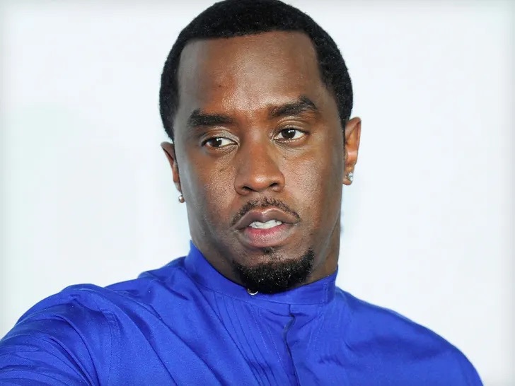 Diddy c&oacute; th&aacute;i độ vui vẻ khi hầu t&ograve;a, theo một số nguồn tin. Ảnh: Page Six