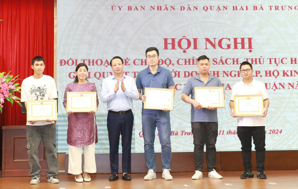 Ph&oacute; Chủ tịch UBND Quận Hai B&agrave; Trưng Nguyễn Mạnh H&ugrave;ng trao Giấy khen cho c&aacute;c c&aacute; nh&acirc;n&nbsp;thực hiện tốt ch&iacute;nh s&aacute;ch thuế, ph&aacute;p luật thuế, BHXH&nbsp;