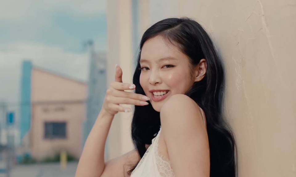 MV mới của Jennie BlackPink gây tranh cãi, nhanh chóng lên top nhiều bảng xếp hạng - Ảnh 3