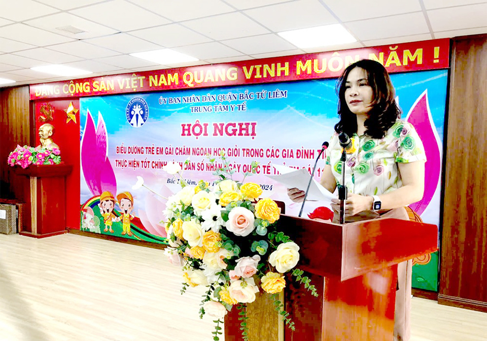 Ph&oacute; Chi cục trưởng Chi cục D&acirc;n số H&agrave; Nội Vũ Thị Thanh Th&uacute;y ph&aacute;t biểu tại hội nghị.