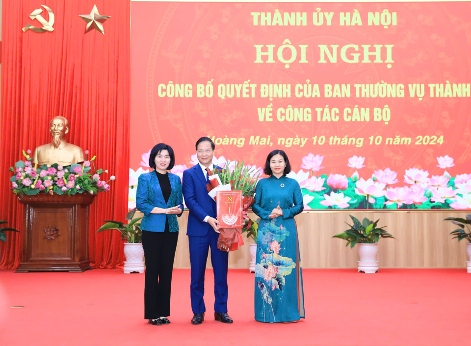 Ủy viên Trung ương Đảng, Phó Bí thư Thường trực Thành ủy Nguyễn Thị Tuyến (bên phải) và Ủy viên Ban Thường vụ Thành ủy, Phó Chủ tịch Thường trực HĐND TP Hà Nội Phùng Thị Hồng Hà trao quyết định cho ông Nguyễn Đức Dũng. Ảnh: Phạm Hùng