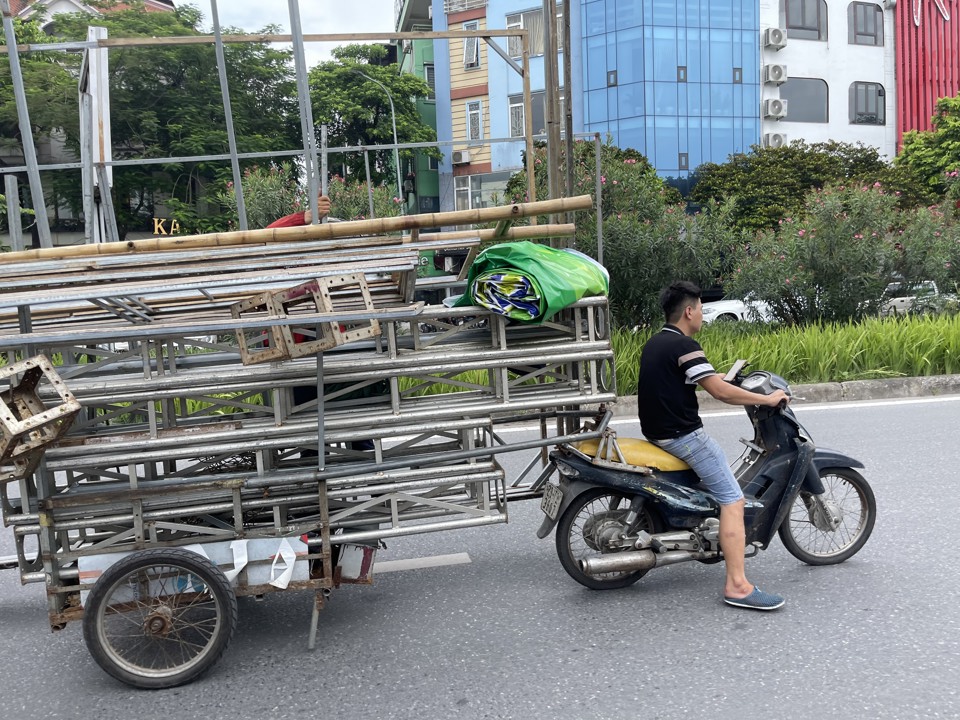 Xe tự chế chở hàng cồng kềnh lưu thông trên phố Hoàng Cầu. Ảnh: Trần Dũng