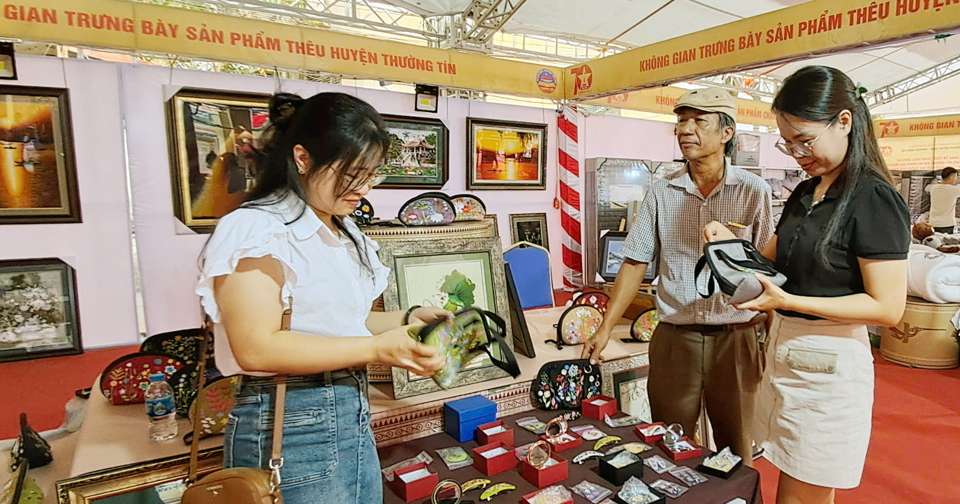 Kh&aacute;ch h&agrave;ng đến Festival&nbsp; Thường T&iacute;n tiếp cận sản phẩm Thủ c&ocirc;ng mỹ nghệ, OCOP. Ảnh: Ho&agrave;i Nam