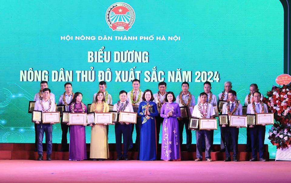 Ph&oacute; Chủ tịch Hội N&ocirc;ng d&acirc;n Việt Nam B&ugrave;i Thị Thơm v&agrave;&nbsp;Ph&oacute; B&iacute; thư Thường trực Th&agrave;nh ủy H&agrave; Nội Nguyễn Thị Tuyến trao danh hiệu cho c&aacute;c n&ocirc;ng d&acirc;n. Ảnh: Phạm H&ugrave;ng