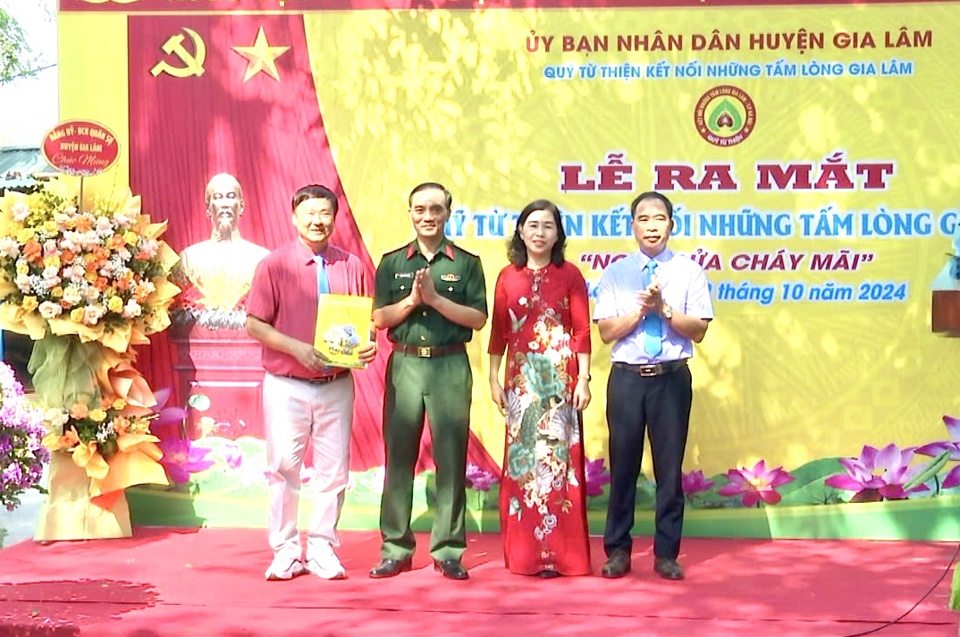 Thượng t&aacute; Phạm Hồng Quang - Chỉ huy trưởng Ban Chỉ huy qu&acirc;n sự huyện Gia L&acirc;m trao Quyết định th&agrave;nh lập cho Quỹ Từ thiện kết nối những tấm l&ograve;ng Gia L&acirc;m.