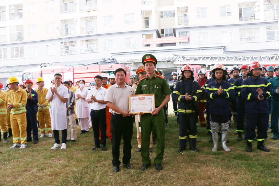 Huyện Thạch Thất diễn tập phương án phòng cháy chữa cháy và cứu nạn cứu hộ - Ảnh 1