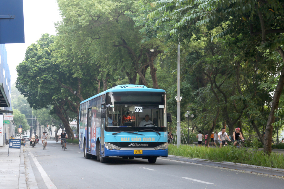 Người d&acirc;n tham gia vận tải h&agrave;nh kh&aacute;ch c&ocirc;ng cộng l&agrave; g&oacute;p phần tr&aacute;nh &ugrave;n tắc giao th&ocirc;ng v&agrave; giảm kh&oacute;i bụi tr&ecirc;n địa b&agrave;n Thủ đ&ocirc;. Ảnh: Hải Linh