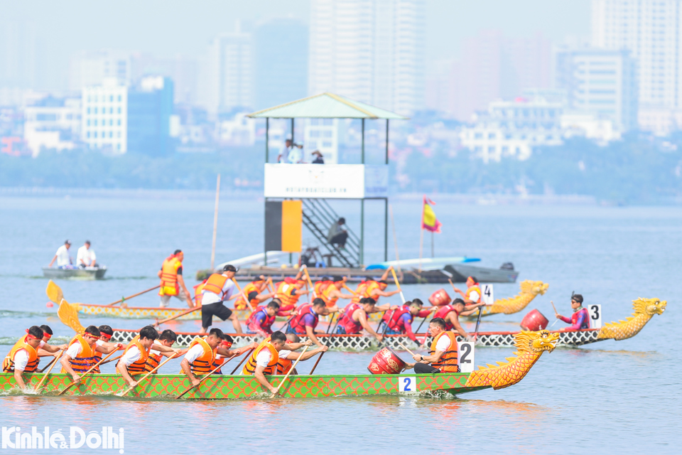 Tham gia giải c&oacute; 48 đội thuyền rồng, trong đ&oacute; c&oacute; 7 đội đua thuyền rồng quốc tế v&agrave; c&aacute;c h&atilde;ng h&agrave;ng kh&ocirc;ng quốc tế; 8 đội thuyền của c&aacute;c Đại sứ qu&aacute;n, tổ chức quốc tế tại Việt Nam.