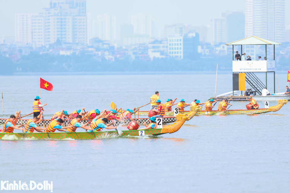 Giải được chia th&agrave;nh 6 hạng mục, thi đấu ở cự ly 500m (bơi quay đầu qua phao mốc 250m).