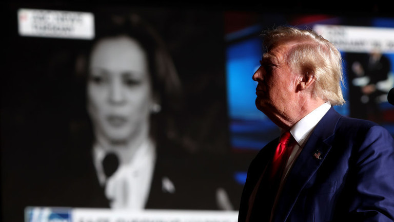 &Ocirc;ng Donald Trump tr&igrave;nh chiếu video c&oacute; h&igrave;nh ảnh b&agrave; Kamala Harris trong một cuộc vận động tranh cử ở Las Vegas, Nevada, ng&agrave;y 13/9/2024. Ảnh: Getty